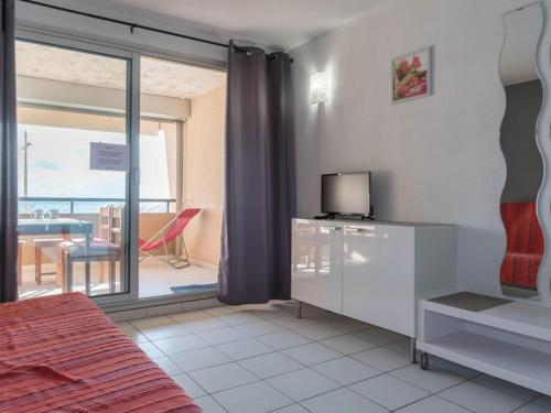 une chambre avec un lit et une télévision sur une armoire dans l'établissement Studio cabine face mer, 4 pers, parking privé, au Lavandou - FR-1-803-2, au Lavandou