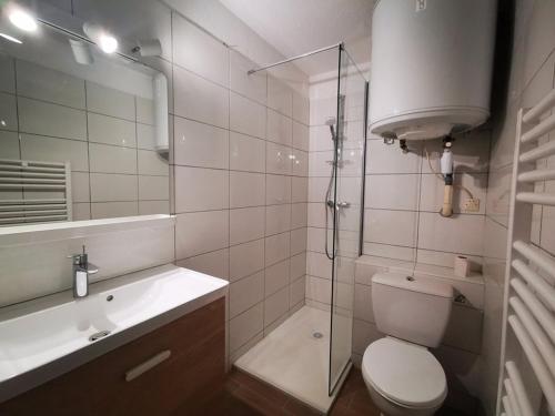 une salle de bain avec toilettes, douche et lavabo dans l'établissement Studio + cabine 4 pers avec parking et wifi au Lavandou - FR-1-803-49, au Lavandou