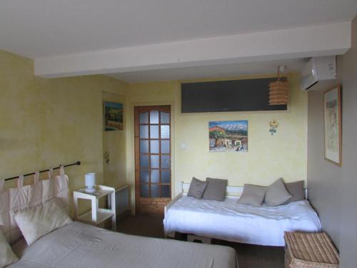 Postel nebo postele na pokoji v ubytování T3 spacieux face mer, climatisé, pour 4-6 pers avec parking - FR-1-803-3