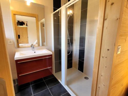a bathroom with a shower with a sink and a mirror at Appartement spacieux et lumineux, 3 chambres, proche centre Les Gets, terrasse, parking, calme. - FR-1-598-167 in Les Gets