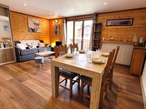 une salle à manger avec une table et des chaises en bois dans l'établissement Studio rénové familial, Vieux Village, proche pistes et commerces, 4 pers. - FR-1-598-168, aux Gets