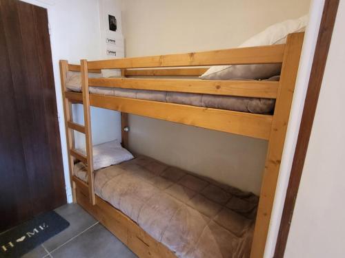 quelques lits superposés dans une chambre dans l'établissement Studio rénové familial, Vieux Village, proche pistes et commerces, 4 pers. - FR-1-598-168, aux Gets