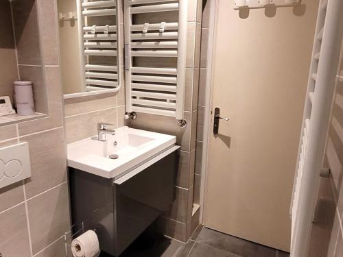 une salle de bain avec un lavabo et un miroir dans l'établissement Studio rénové familial, Vieux Village, proche pistes et commerces, 4 pers. - FR-1-598-168, aux Gets