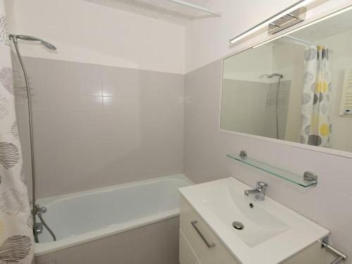 une salle de bain blanche avec un lavabo et une baignoire dans l'établissement Studio cabine pour 4 au Lavandou, pieds dans l'eau, clim, WiFi, parking - FR-1-803-5, au Lavandou