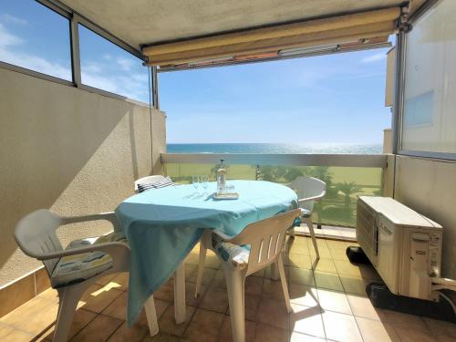 une table et des chaises dans une pièce avec une fenêtre dans l'établissement Canet-en-Roussillon - T2 cosy - 4 pers - Parking privé - Clim - FR-1-794-154, à Canet