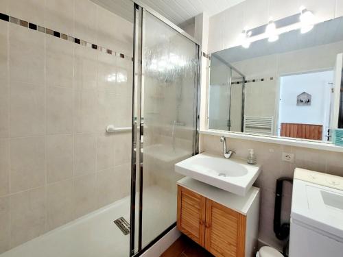 une salle de bain avec une douche, un lavabo et un miroir dans l'établissement Canet-en-Roussillon - T2 cosy - 4 pers - Parking privé - Clim - FR-1-794-154, à Canet