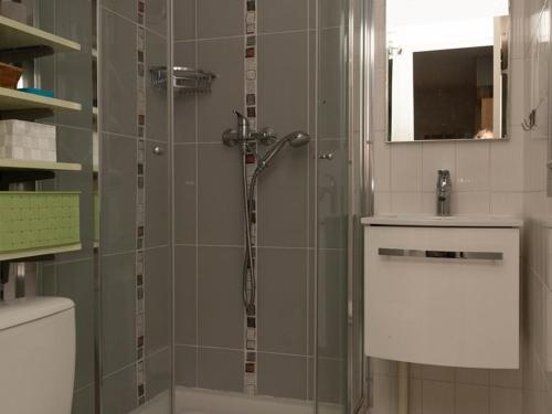 une salle de bain avec une douche avec des toilettes et un lavabo dans l'établissement Lavandou: Studio climatisé, terrasse, proche plage, 2 pers. - Pas d'animaux, sans parking - FR-1-803-43, au Lavandou