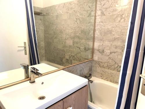 une salle de bain avec un lavabo, une douche et une baignoire dans l'établissement Studio La Grande-Motte 2 pers. - Plage, Piscine, Terrasse, Parking Proche - FR-1-790-29, à La Grande Motte