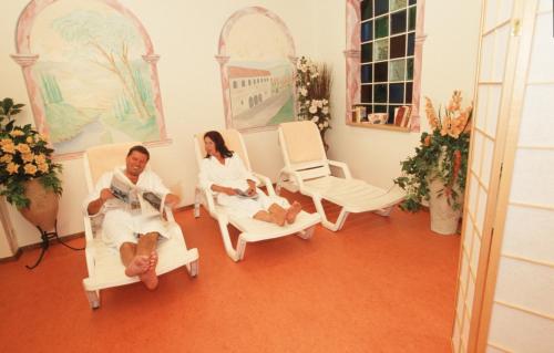 two women sitting in chairs in a room at Ferienhotel Alber in Mallnitz