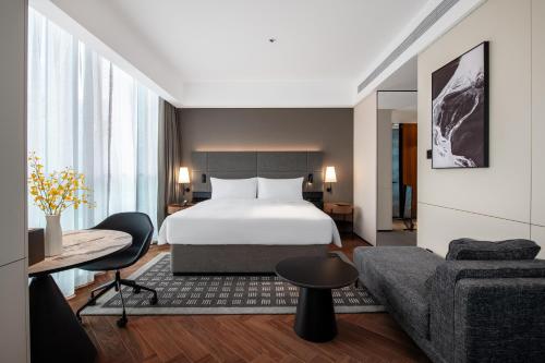 Cama o camas de una habitación en IntercityHotel Shenzhen Bay -Free laundry & Free MiniBar