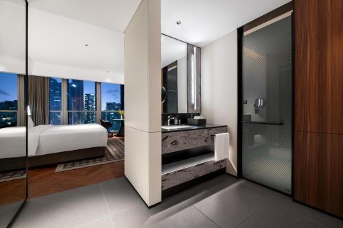 Cama o camas de una habitación en IntercityHotel Shenzhen Bay -Free laundry & Free MiniBar