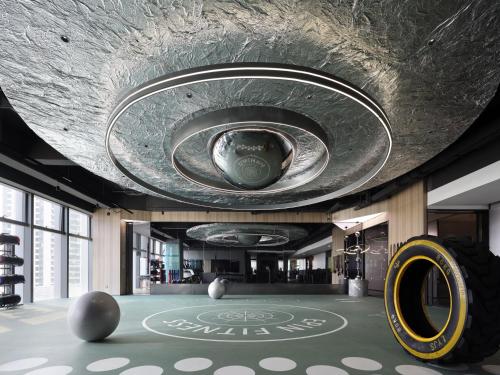 a room with a large ceiling with a large circle at Grand Mercure Shenzhen Guangming in Shenzhen