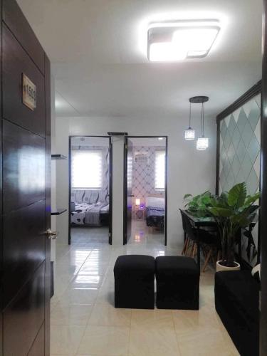 un salon avec un canapé et une table dans l'établissement Condo, à Nawanao