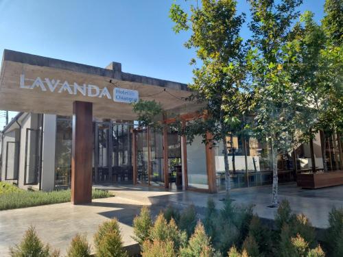 un rendimiento de la entrada a un edificio en Lavanda Hotel Chiang Rai, en Ban Long O