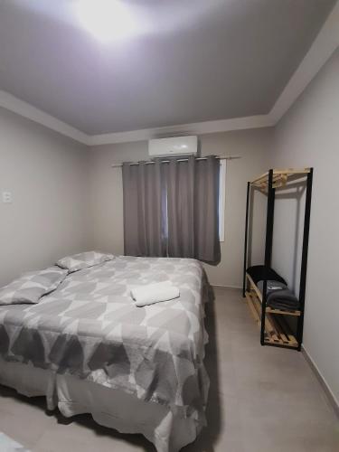 une chambre avec un lit et une fenêtre dans l'établissement Leandro's Residence, à Balneário Camboriú