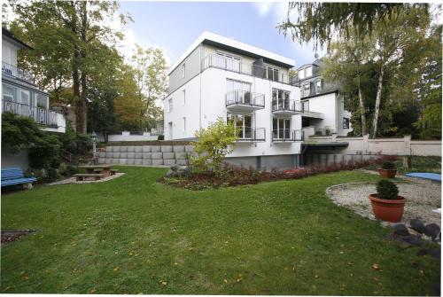 Un jardín fuera de Hotel Am Römerwall