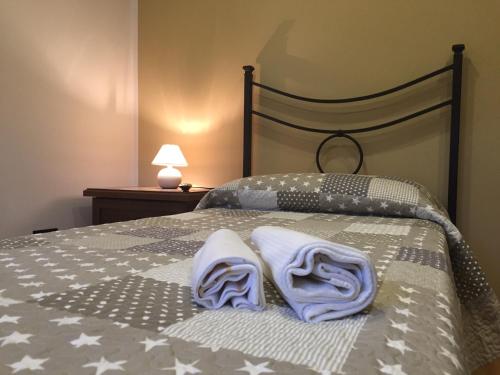 a bed with two towels on top of it at B&B Culla Dell'Aquila in LʼAquila