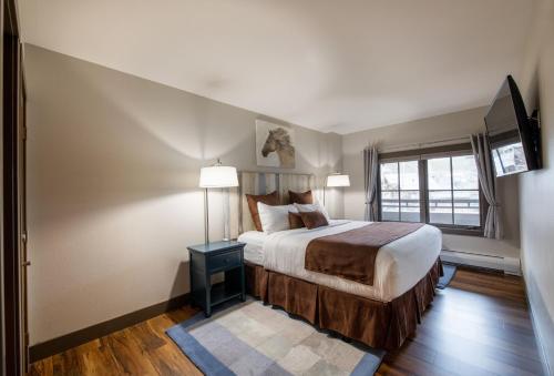 Ένα ή περισσότερα κρεβάτια σε δωμάτιο στο Zephyr Mountain Lodge Premium-Rated 1214
