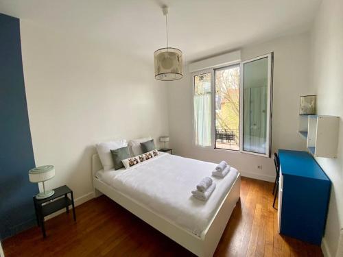une chambre blanche avec un lit et une fenêtre dans l'établissement Villa spacieuse 4 chambres proche Paris, à Clamart