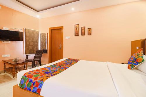 a bedroom with a bed and a desk and a chair at FabHotel Shanti International in Rānchī