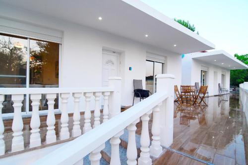 a white house with a staircase and chairs at Casa da Ribeira in Campo Maior