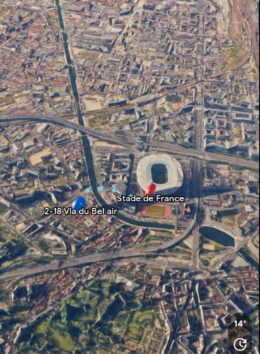 une carte d'une ville avec un bâtiment sur celle-ci dans l'établissement Appartement JO STADE DE FRANCE 2 min, à Saint-Denis