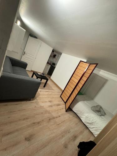 un salon avec un canapé et une table dans l'établissement Appartement JO STADE DE FRANCE 2 min, à Saint-Denis