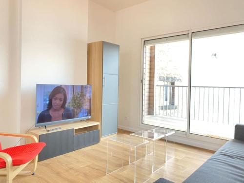 a living room with a flat screen tv and a couch at Maison hyper centre maxi 24pers Tour d'Auvergne in Clermont-Ferrand