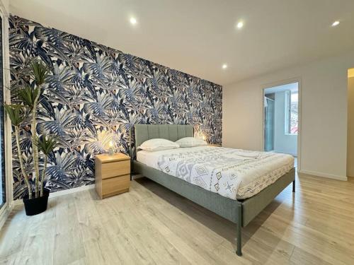 a bedroom with a bed and a blue and white wall at Maison hyper centre maxi 24pers Tour d'Auvergne in Clermont-Ferrand
