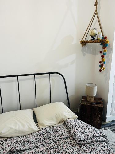 une chambre avec un lit et une table avec une lampe dans l'établissement 7 Rue des Poilus, à La Ciotat