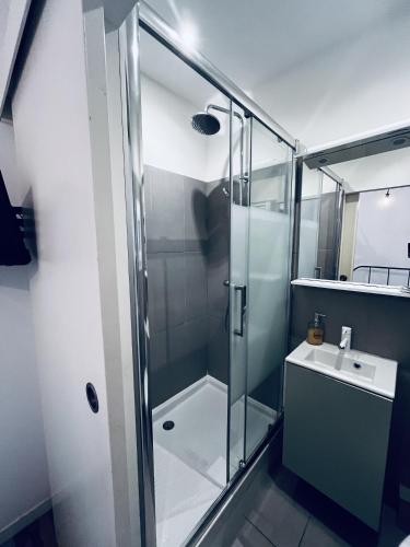 une salle de bain avec une douche en verre et un lavabo dans l'établissement 7 Rue des Poilus, à La Ciotat