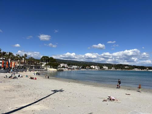 un grupo de personas en una playa cerca del agua en 7 Rue des Poilus, en La Ciotat