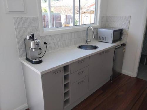 Kuchyň nebo kuchyňský kout v ubytování Welcome to the Pool House Fully renovated cabin