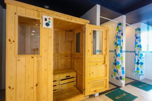 Armario de madera en una habitación con ducha en Land Royal Residence Pattaya, en Pattaya South