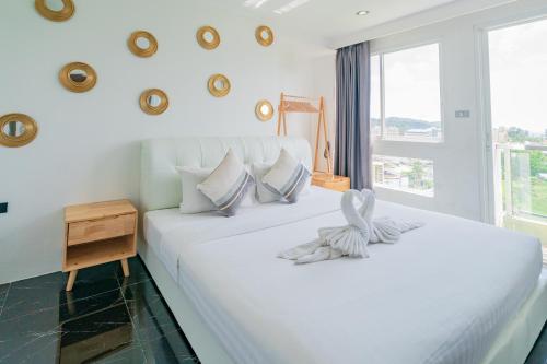 Postel nebo postele na pokoji v ubytování Patong Diamond Hotel
