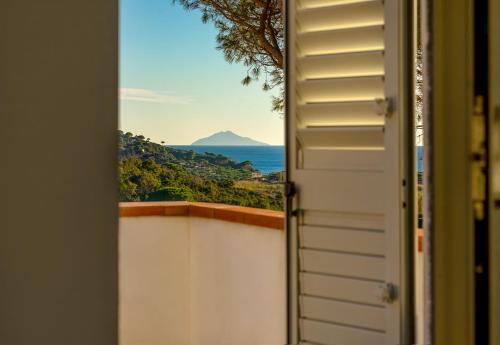 Vista generica sulle montagne o vista sulle montagne dall'interno del bed & breakfast