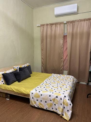 Ένα ή περισσότερα κρεβάτια σε δωμάτιο στο Homestay Abah At
