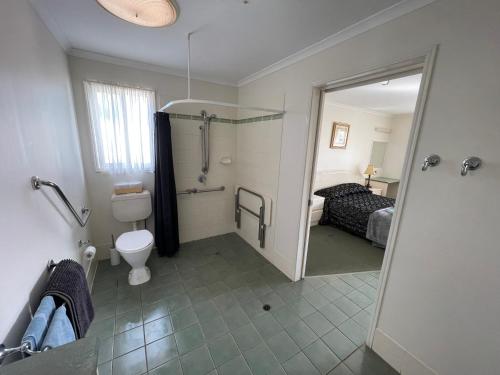 Koupelna v ubytování Warrego Motel