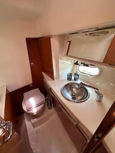 une petite salle de bain avec un lavabo et des toilettes dans l'établissement Nuit, à quai, à La Rochelle