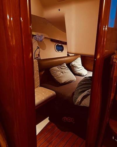 - une petite chambre avec des lits superposés dans un bateau dans l'établissement Nuit, à quai, à La Rochelle
