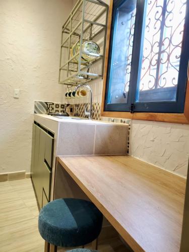 a kitchen with a wooden counter and a window at Zentrico Boutique in Pereira