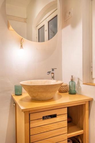 une salle de bain avec un lavabo et un miroir dans l'établissement La jolie escale du Panier Mucem Vieux Port, à Marseille