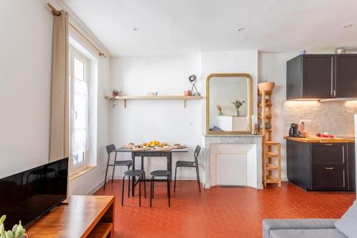 un salon avec une table et des chaises et une cuisine dans l'établissement La jolie escale du Panier Mucem Vieux Port, à Marseille
