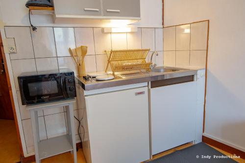 Kuchyň nebo kuchyňský kout v ubytování La Rosée - Studio Zen à 50m des Thermes - Vue Casino, SDD hydromassante, Smart TV