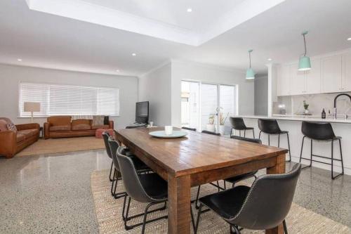 Dapur atau dapur kecil di Margaritaville - 4 bedroom, Fast Wifi, Pool table