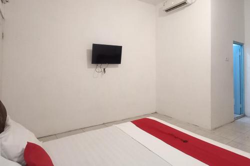 Televisyen dan/atau pusat hiburan di RedDoorz Syariah near RS Siti Khodijah Sepanjang