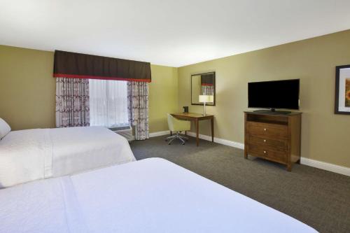 Μια τηλεόραση ή/και κέντρο ψυχαγωγίας στο Hampton Inn & Suites Wichita-Northeast