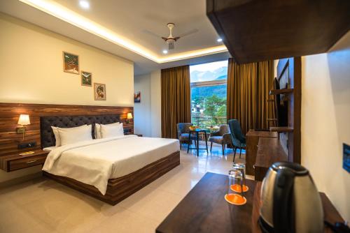 Postel nebo postele na pokoji v ubytování Aotel by Clarks Inn Palampur