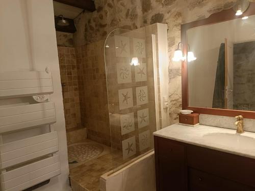 une salle de bain avec une douche, un lavabo et une baignoire dans l'établissement Villa en pierre - Draguignan, à Draguignan