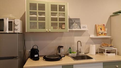 a kitchen counter with a sink and a refrigerator at Appartamento B&B Cà Betty in Calderara di Reno